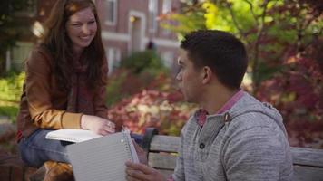 estudiantes universitarios en el campus se reúnen en el patio video