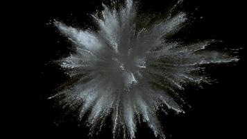 Explosión de polvo blanco sobre fondo negro en cámara super lenta, filmada con phantom flex 4k video