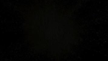 weißes Pulver explodiert auf schwarzem Hintergrund in Superzeitlupe, aufgenommen mit Phantom Flex 4k video