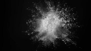 Explosión de polvo blanco sobre fondo negro en cámara super lenta, filmada con phantom flex 4k video
