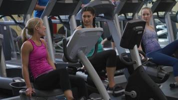 grupp kvinnor som tränar på gymmet video