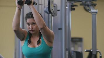 kvinna som tränar på gymmet video