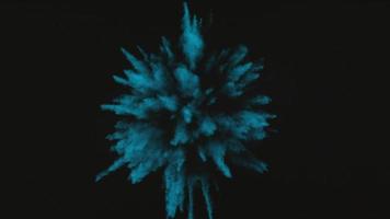 Explosión de polvo verde azul sobre fondo negro en cámara super lenta, rodada con phantom flex 4k video