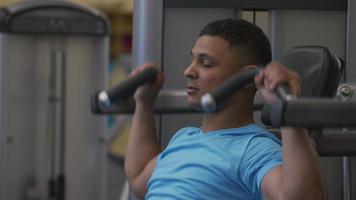 hombre levantando pesas en el gimnasio video