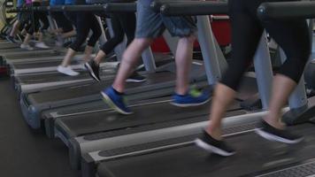 närbild av fötter som körs på löpband på gymmet