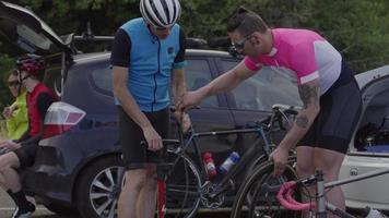 ciclistas arreglando neumáticos y preparando bicicleta para montar. totalmente lanzado para uso comercial. video