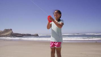 niña joven, vuelo, cometa, en, playa video