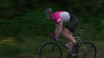 travelling d'un cycliste masculin sur une route de campagne. entièrement libéré pour un usage commercial. video