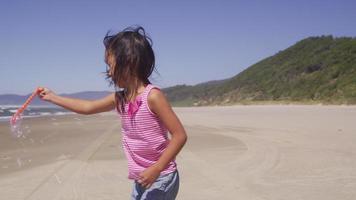 niña joven, juego, con, burbujas, en, playa video