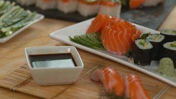 sushi onderdompelen in sojasaus in super slow motion, geschoten met phantom flex 4k video