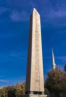 Antiguo obelisco egipcio de Teodosio en Estambul, Turquía foto