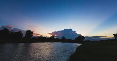 amanecer o atardecer con nubes en el río foto