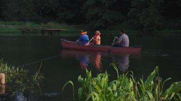 barn på sommarläger kanot och fiske video