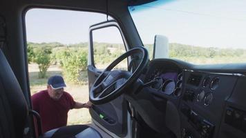 chauffeur de camion montant dans un camion de démarrage. entièrement libéré pour un usage commercial. video