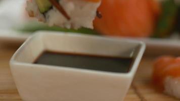 närbild doppa sushi i sojasås i super slow motion, skott med fantom flex 4k video