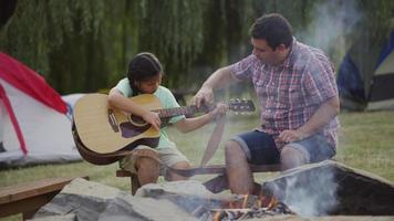 crianças no acampamento de verão ao redor da fogueira video