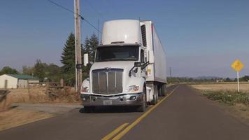 semi caminhão dirigindo na estrada rural. totalmente liberado para uso comercial. video