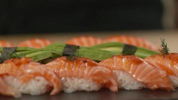 Sushi mit Stäbchen aufheben