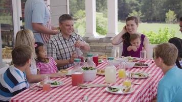 Gruppe von Menschen, die einen Grill im Garten essen und genießen? video