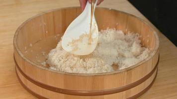 versando la salsa di soia nel riso al rallentatore. video