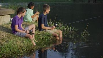 Kinder beim Sommercamp Angeln im Teich video