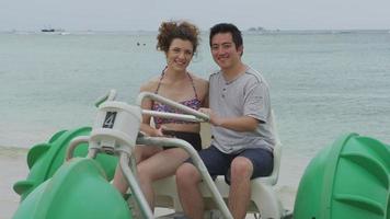 Portrait de couple sur tricycle à eau à Hawaii video