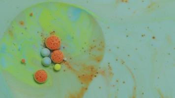 texture abstraite en gros plan de l'huile avec de la peinture verte, orange et bleue video