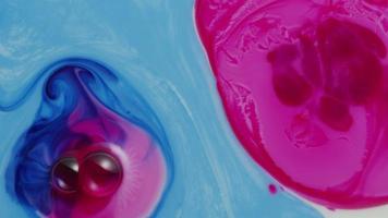 abstrakt närbild textur av olja med blå, röd och gul färg video