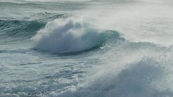 Olas del océano rompiendo en cámara lenta en la costa norte de Oahu, Hawaii video