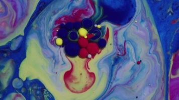 Resumen de cerca la textura del aceite con pintura azul, roja y amarilla