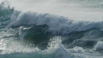 les vagues de l'océan s'écrasent au ralenti sur la rive nord d'oahu, hawaii video