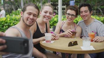 groep vrienden in hawaii samen een selfie maken video