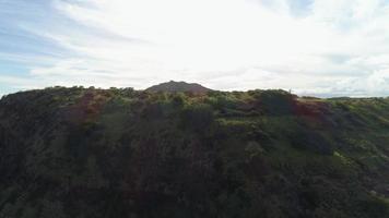 veduta aerea del cratere della testa di diamante, oahu, hawaii video