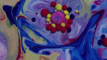 abstrakt närbild textur av olja med blå, röd och gul färg video