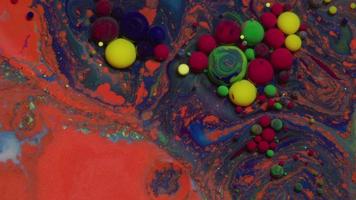Resumo close-up textura de óleo com tinta laranja, azul, amarela e vermelha video