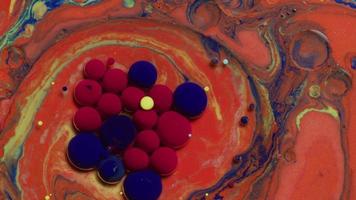 Resumo close-up textura de óleo com tinta laranja, azul, amarela e vermelha