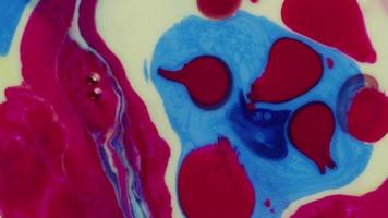 Resumo close-up textura de óleo com tinta azul, vermelha e amarela video
