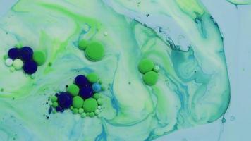 abstracte close-up textuur van olie met blauwe en groene verf video