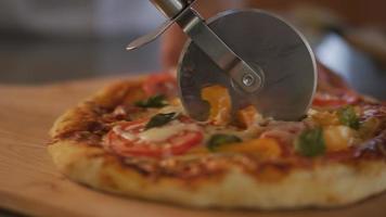 couper la pizza en tranches video