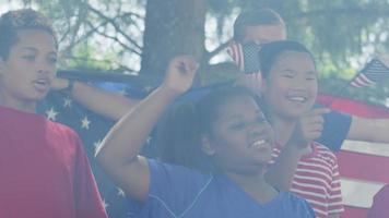 Kinder sehen Feuerwerk und wehende Fahnen am 4. Juli video