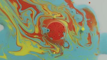 Resumen de cerca la textura del aceite con pintura naranja, amarilla y azul video