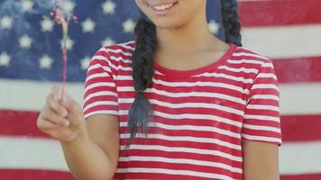 Mädchen winkt mit Wunderkerze am vierten Juli video