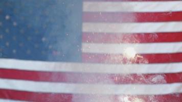 Close up de feux d'artifice et d'un drapeau le 4 juillet video