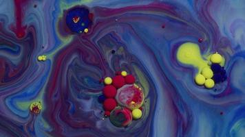Resumo close-up textura de óleo com tinta azul, vermelha e amarela video