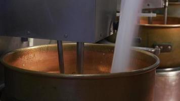 Mezclar ingredientes para fudge de chocolate en la fábrica de caramelos