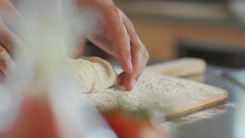 primo piano delle mani che preparano l'impasto della pizza fresca video