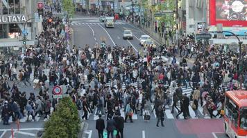 Tóquio, Japão por volta de 2018. multidões de pessoas atravessando a rua no cruzamento de shibuya em tokyo, no japão.