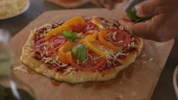 Küchenchef fügt Pizza Beläge hinzu video