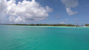 vue en accéléré du lagon à bora bora, polynésie française. video