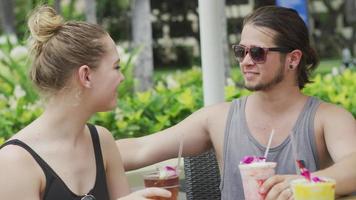 Paar in Hawaii mit Cocktails video